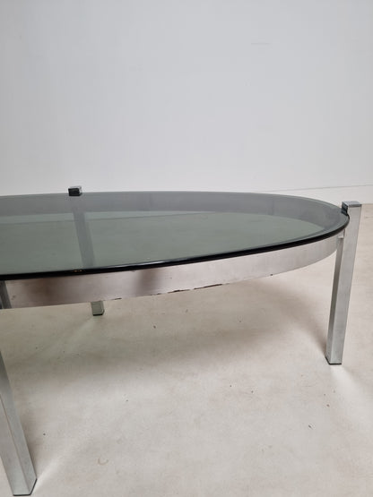 Table basse ovale en métal chromé et au verre fumé