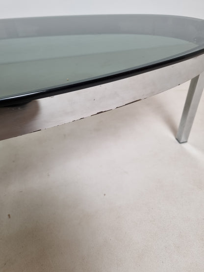 Table basse ovale en métal chromé et au verre fumé