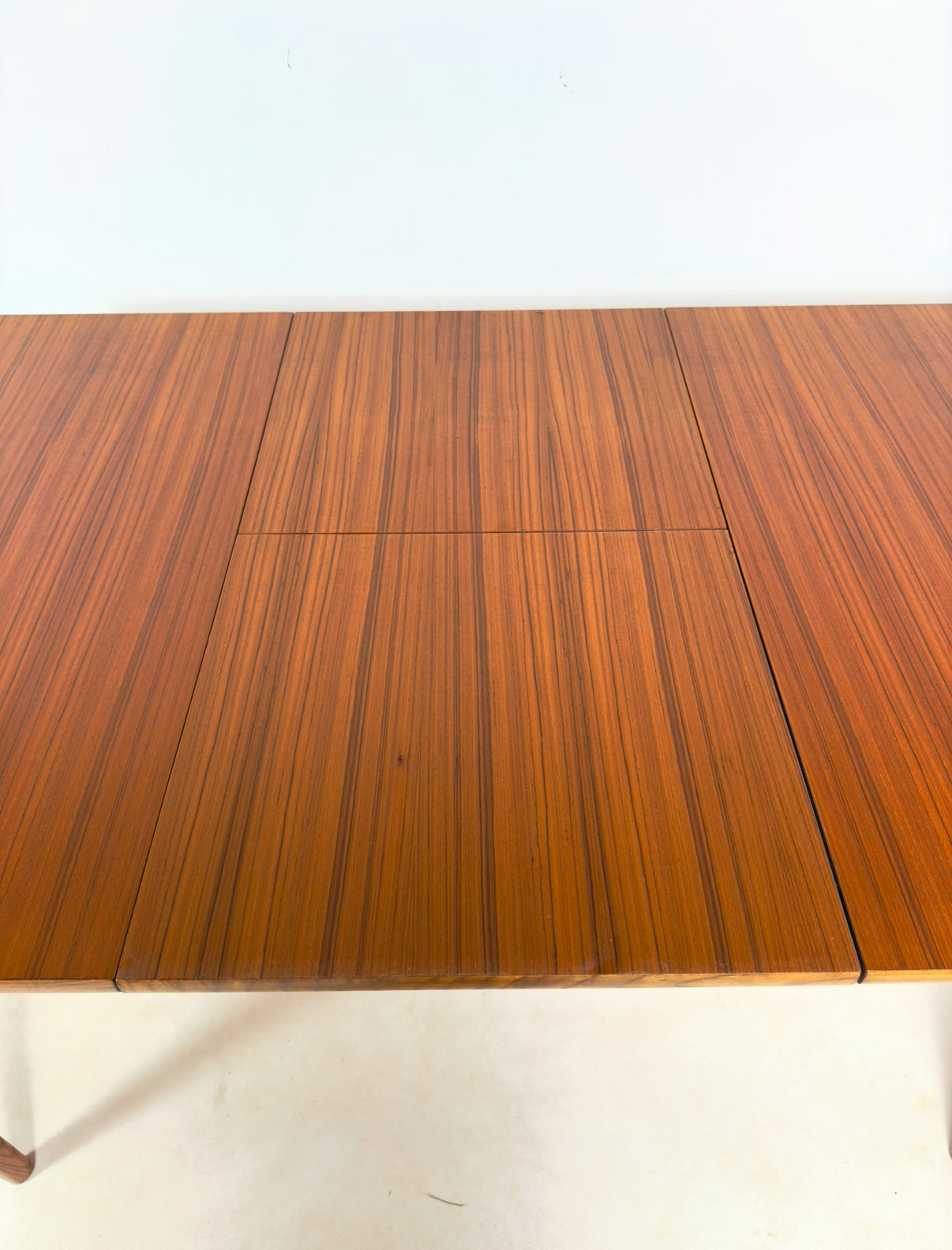 Table de salle à manger de style scandinave à rallonges intégrées.