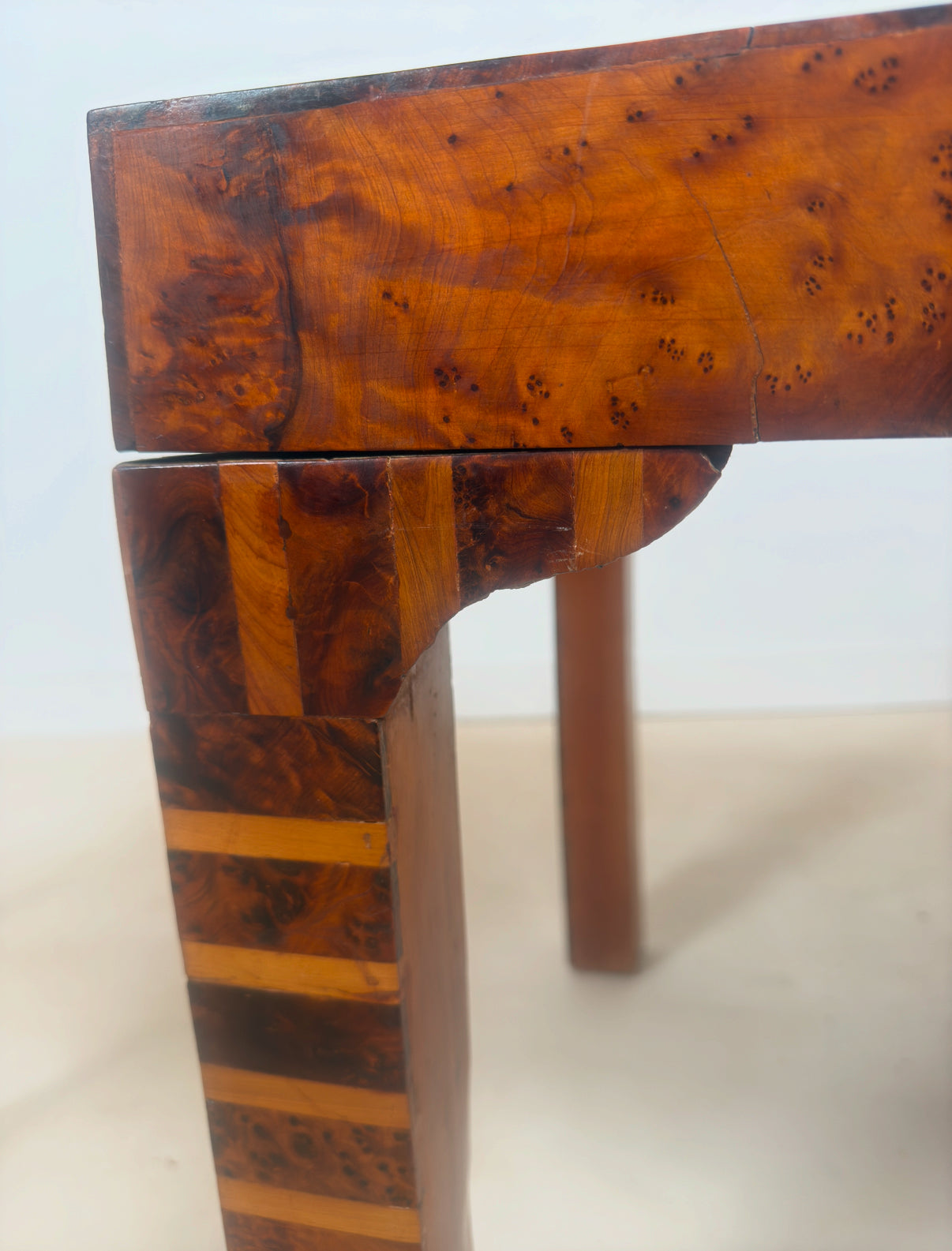 Table d’appoint art déco en bois de thuya