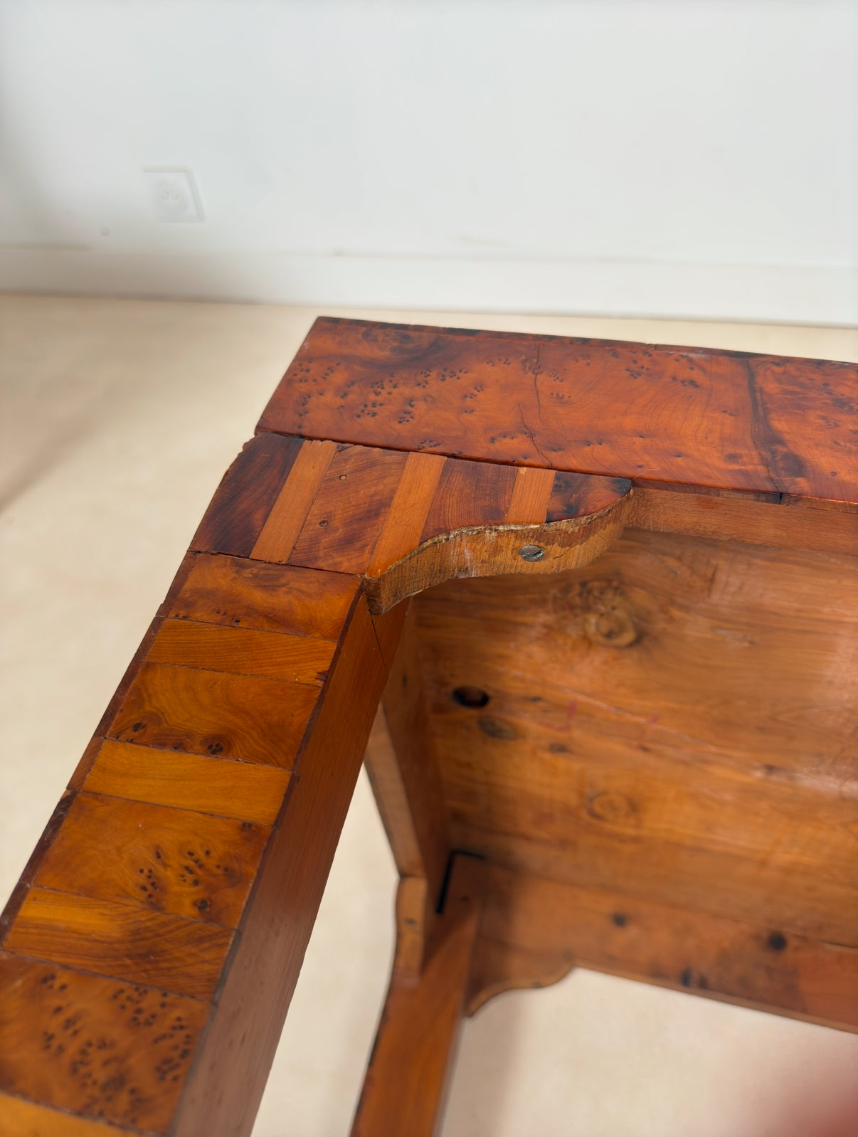 Table d’appoint art déco en bois de thuya