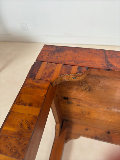 Table d’appoint art déco en bois de thuya