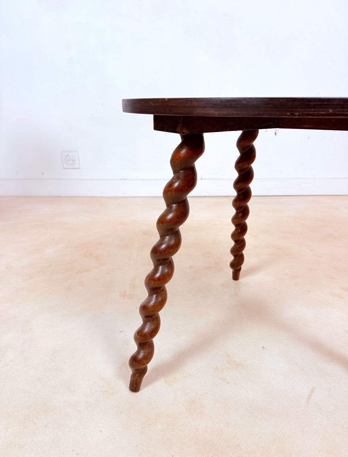 Table d’appoint ancienne aux pieds tournés
