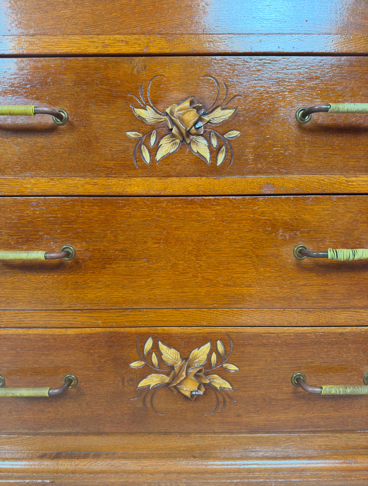 Commode ancienne sculptée