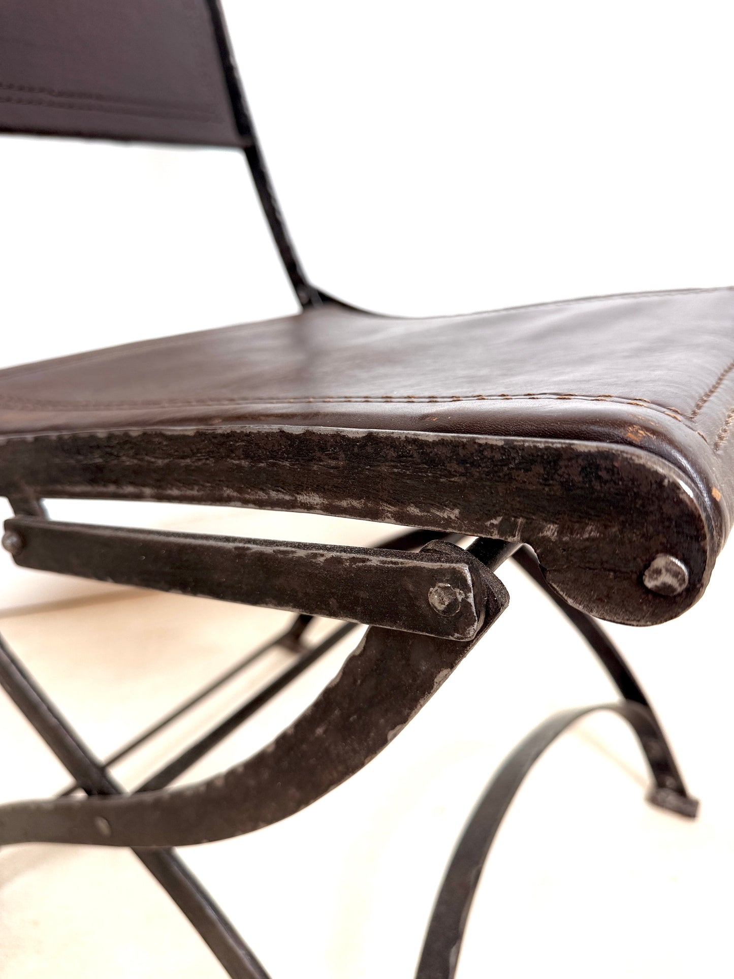 Chaise ancienne en fer forgé et cuir
