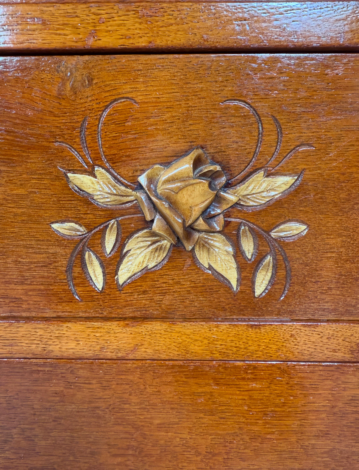 Commode ancienne sculptée