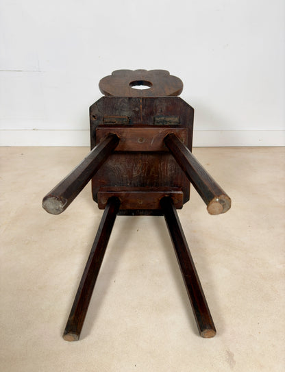 Petite chaise sculptée type escabelle du 19 ème siècle