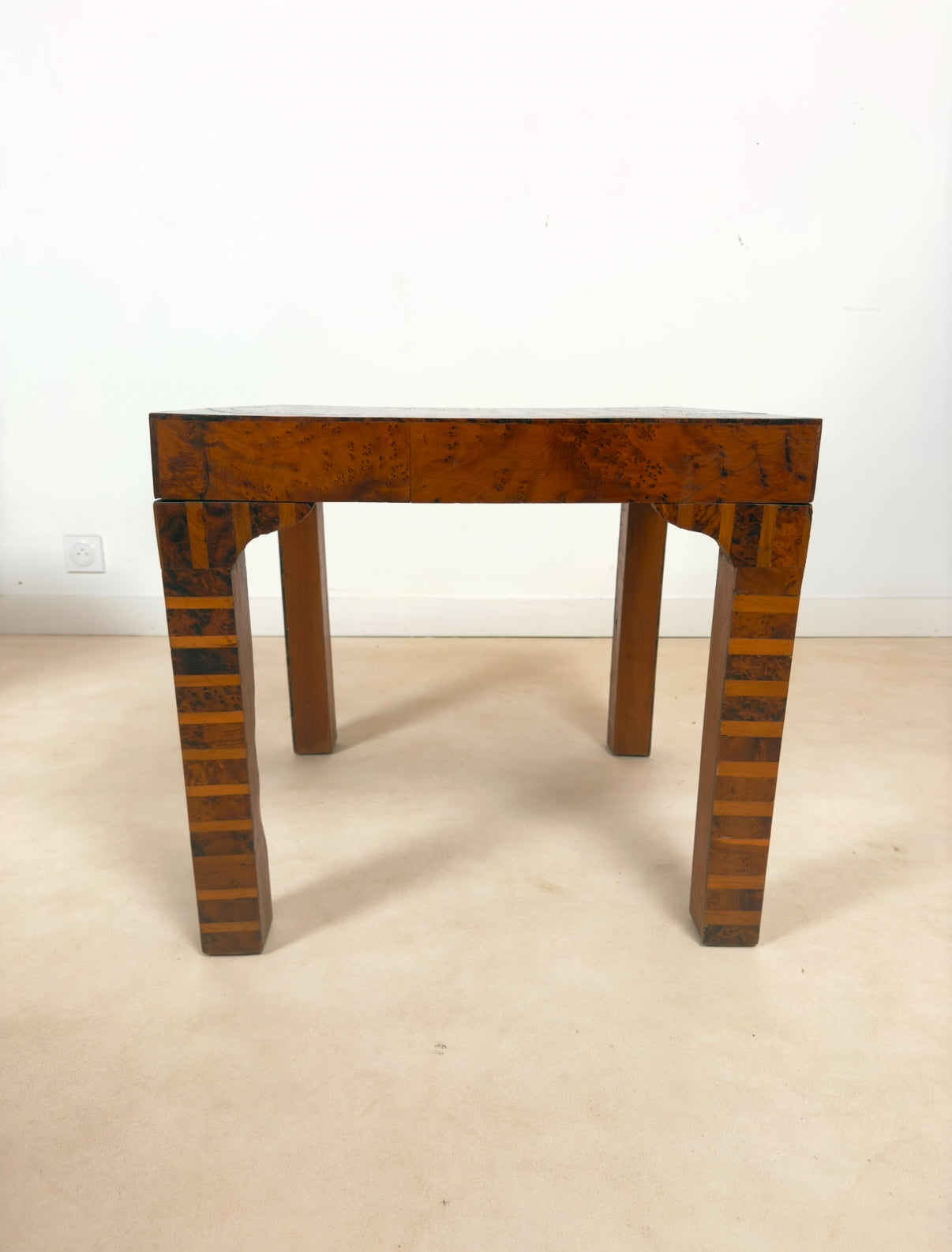 Table d’appoint art déco en bois de thuya