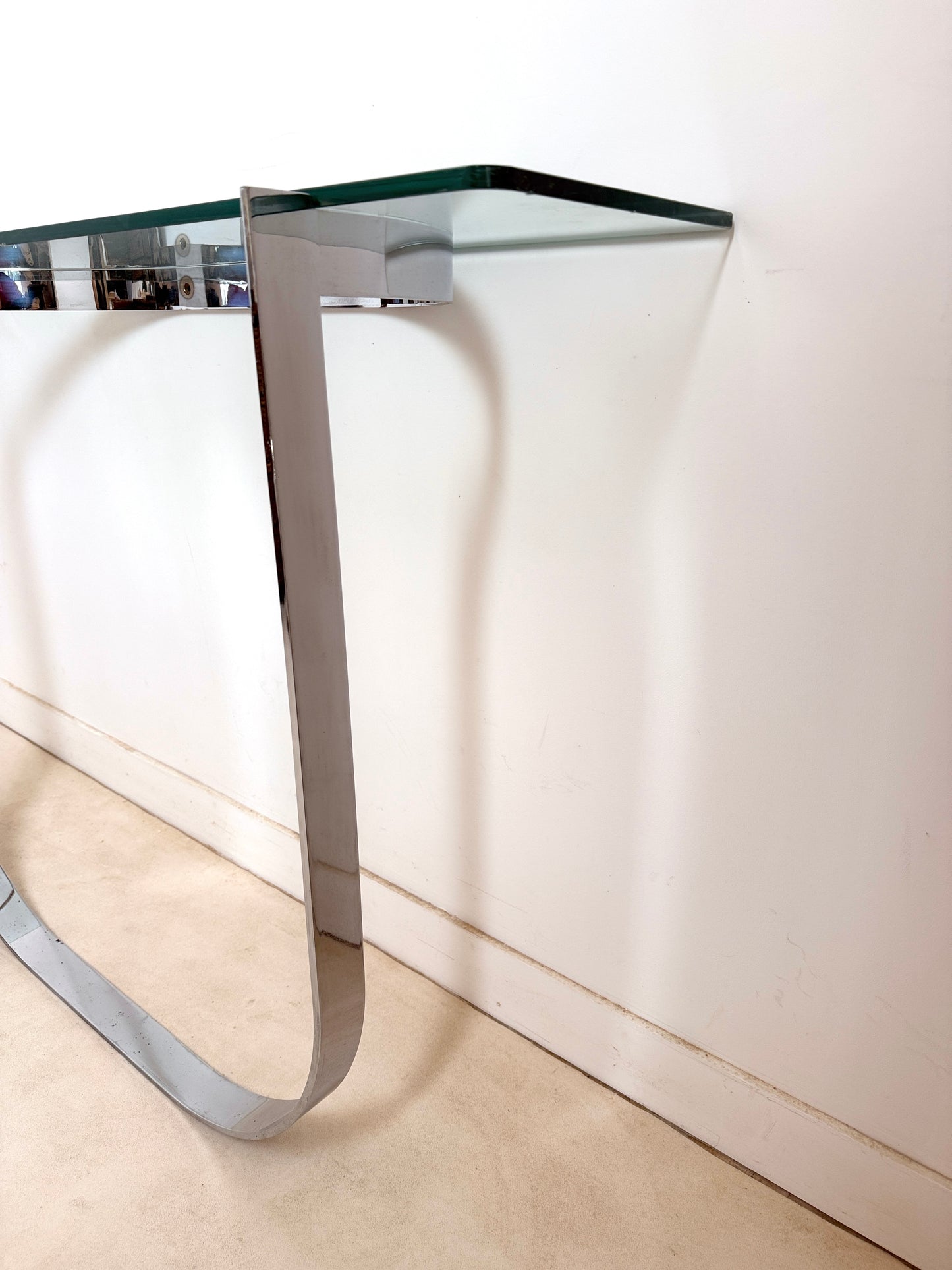 Console moderniste en métal chromé et verre