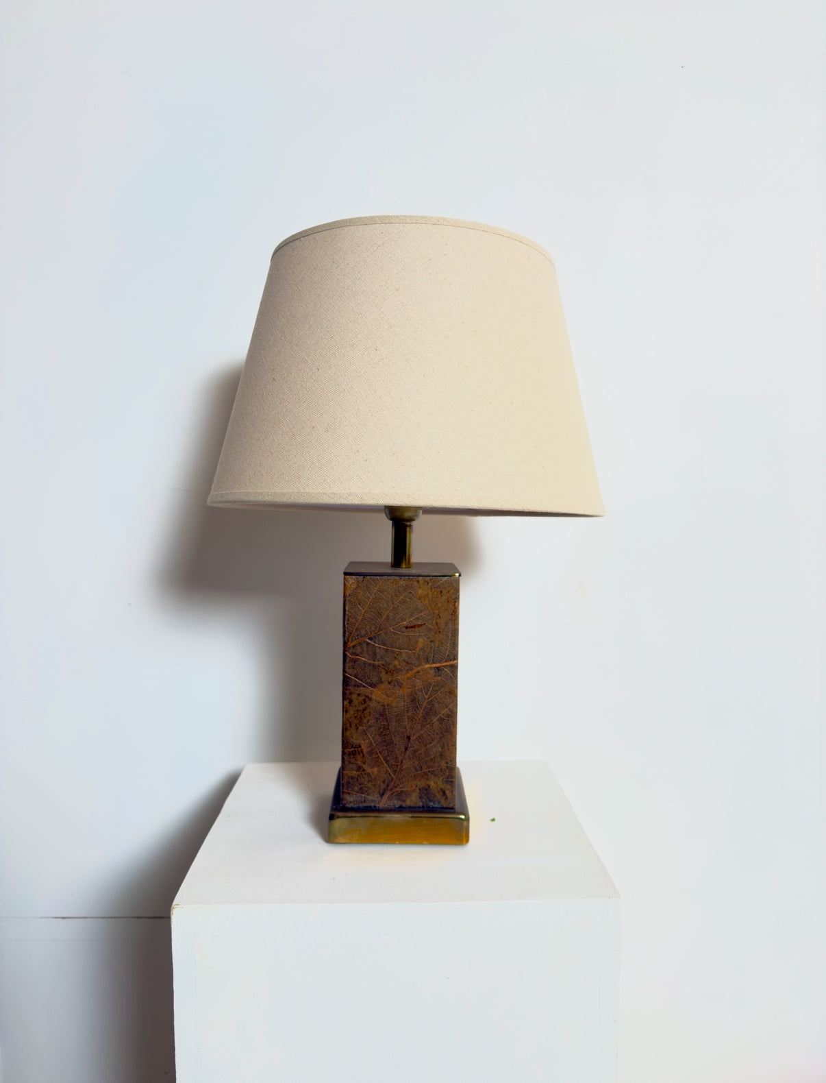 Lampe « Hollywood Regency » à décor de feuilles séchées