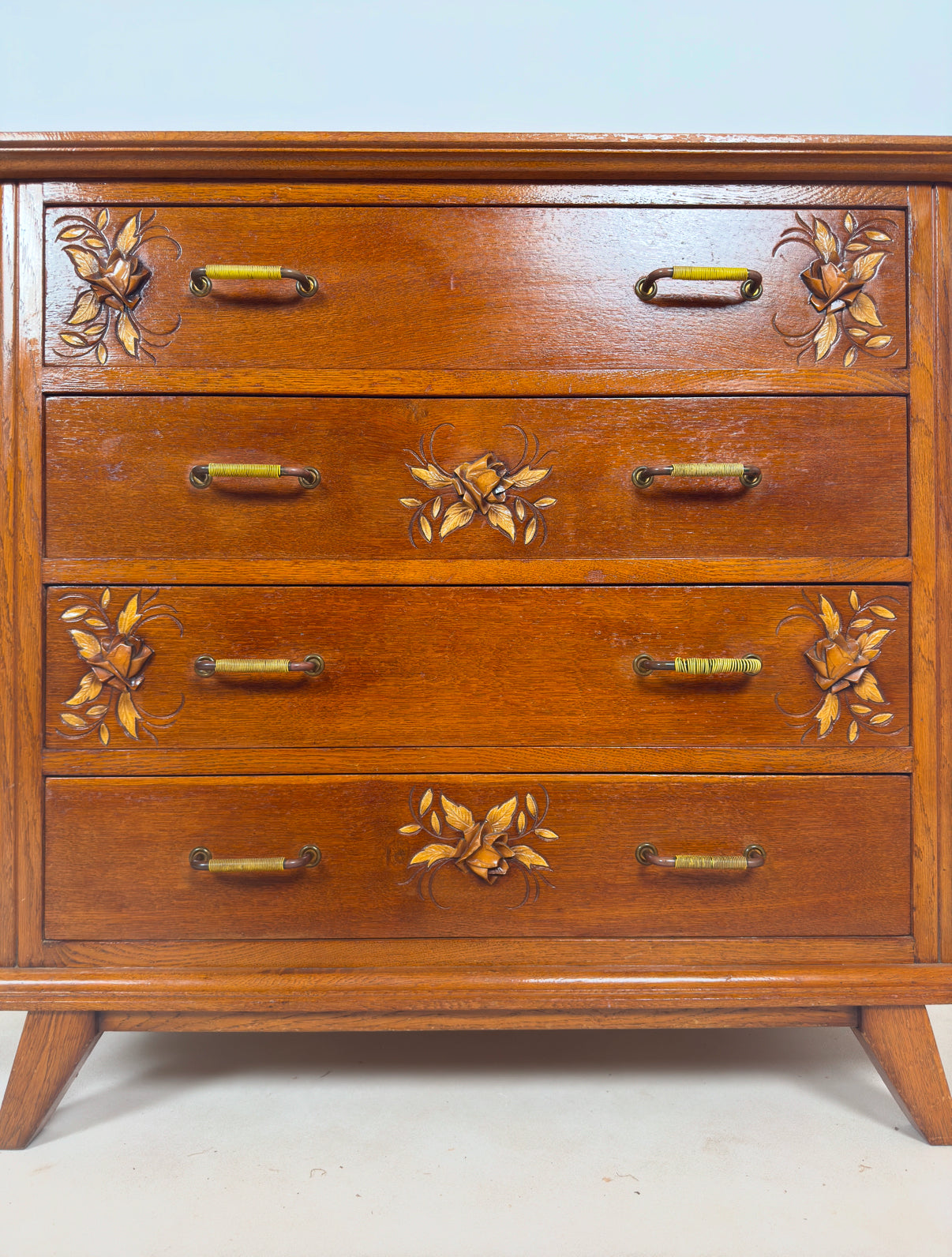 Commode ancienne sculptée