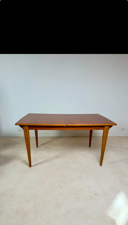 Table de salle à manger de style scandinave à rallonges intégrées.