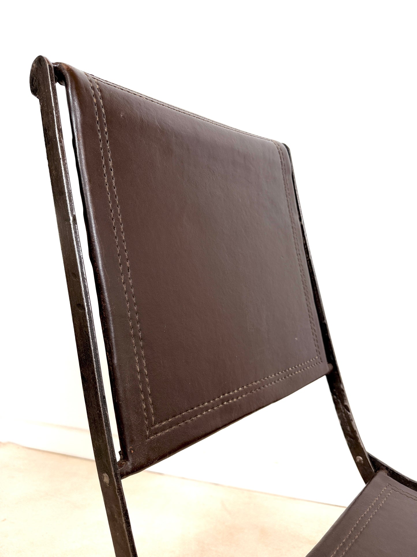 Chaise ancienne en fer forgé et cuir