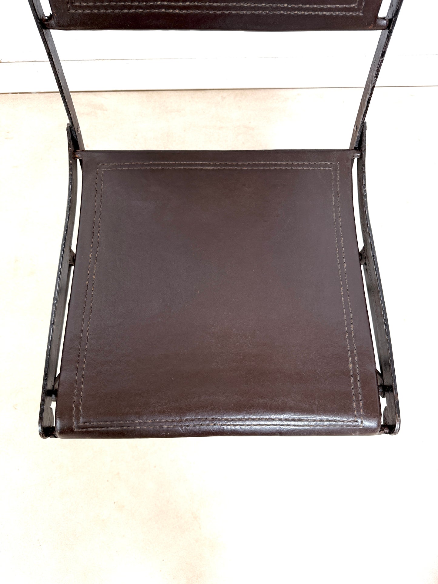 Chaise ancienne en fer forgé et cuir