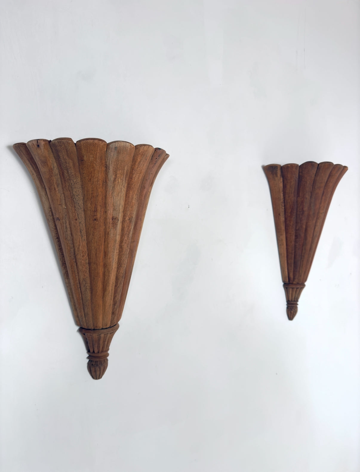 Appliques murales néoclassiques en bois sculpté