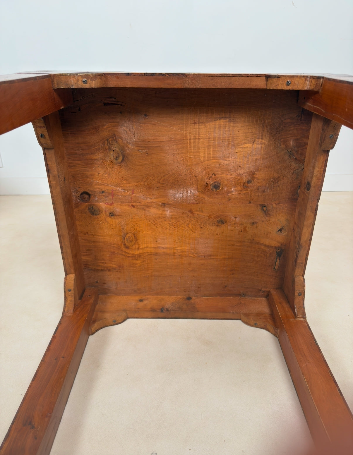 Table d’appoint art déco en bois de thuya