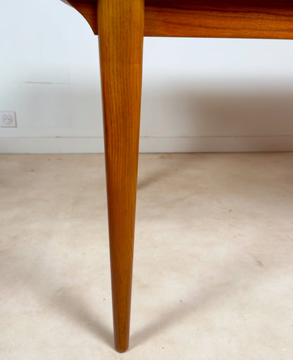 Table de salle à manger de style scandinave à rallonges intégrées.