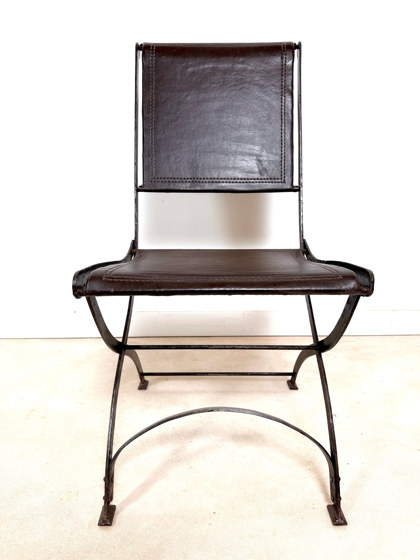 Chaise ancienne en fer forgé et cuir
