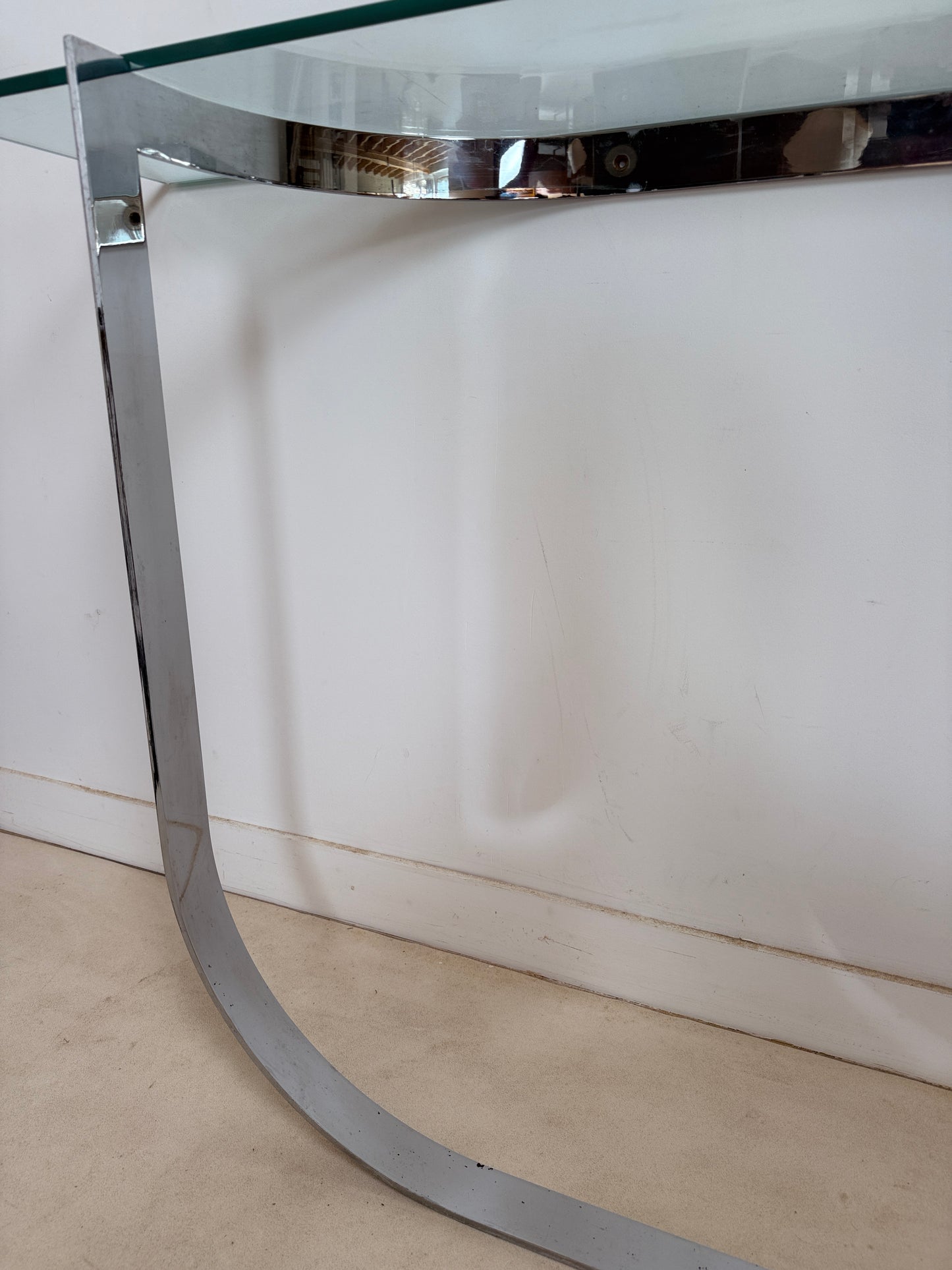 Console moderniste en métal chromé et verre