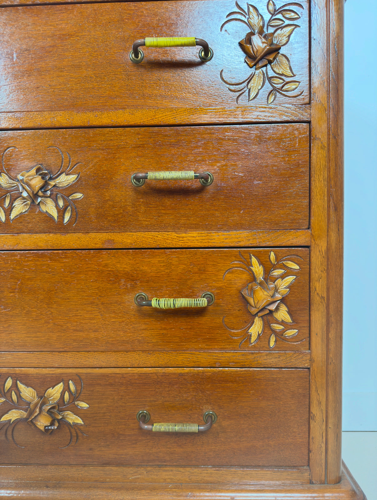 Commode ancienne sculptée