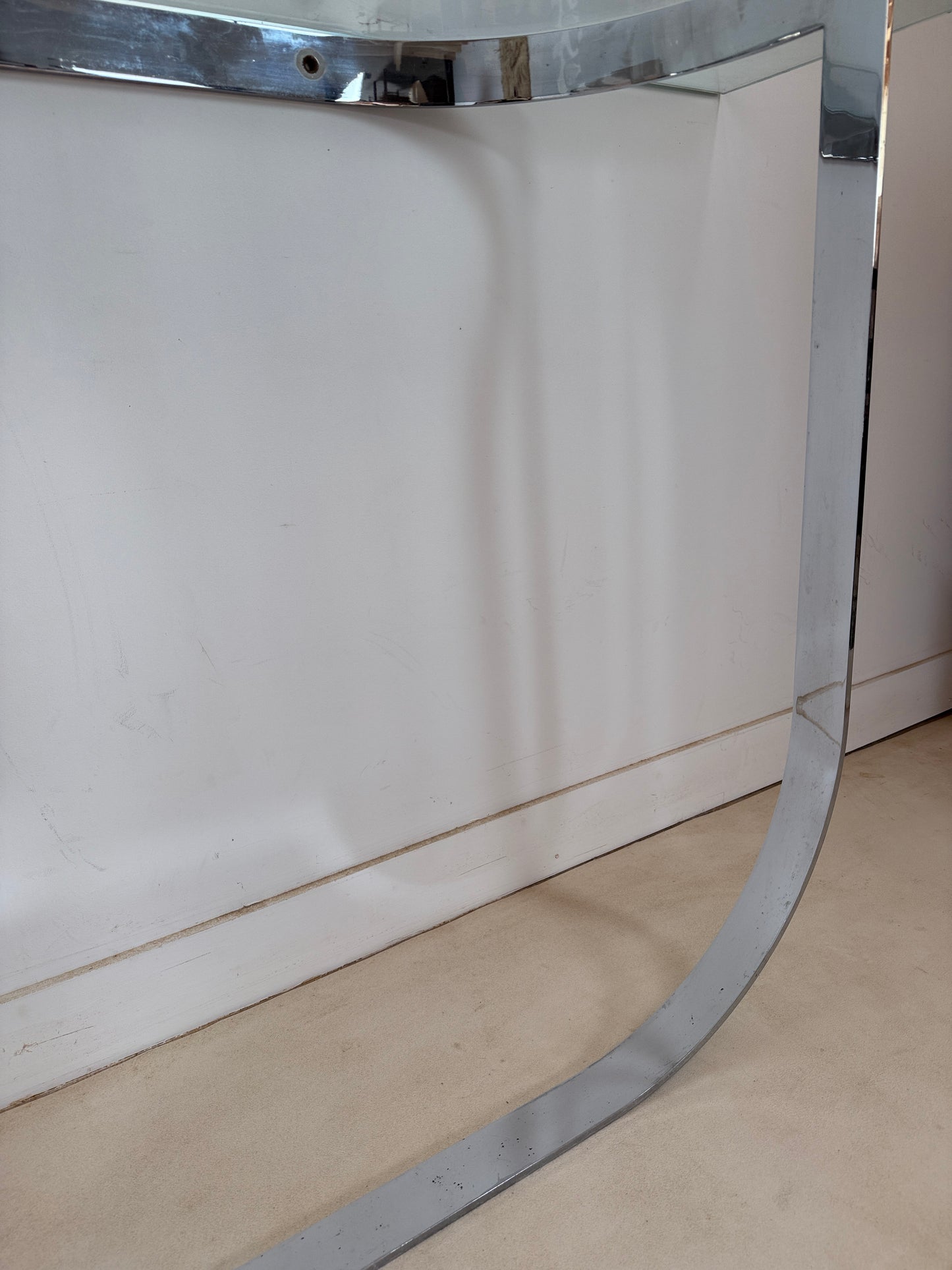 Console moderniste en métal chromé et verre