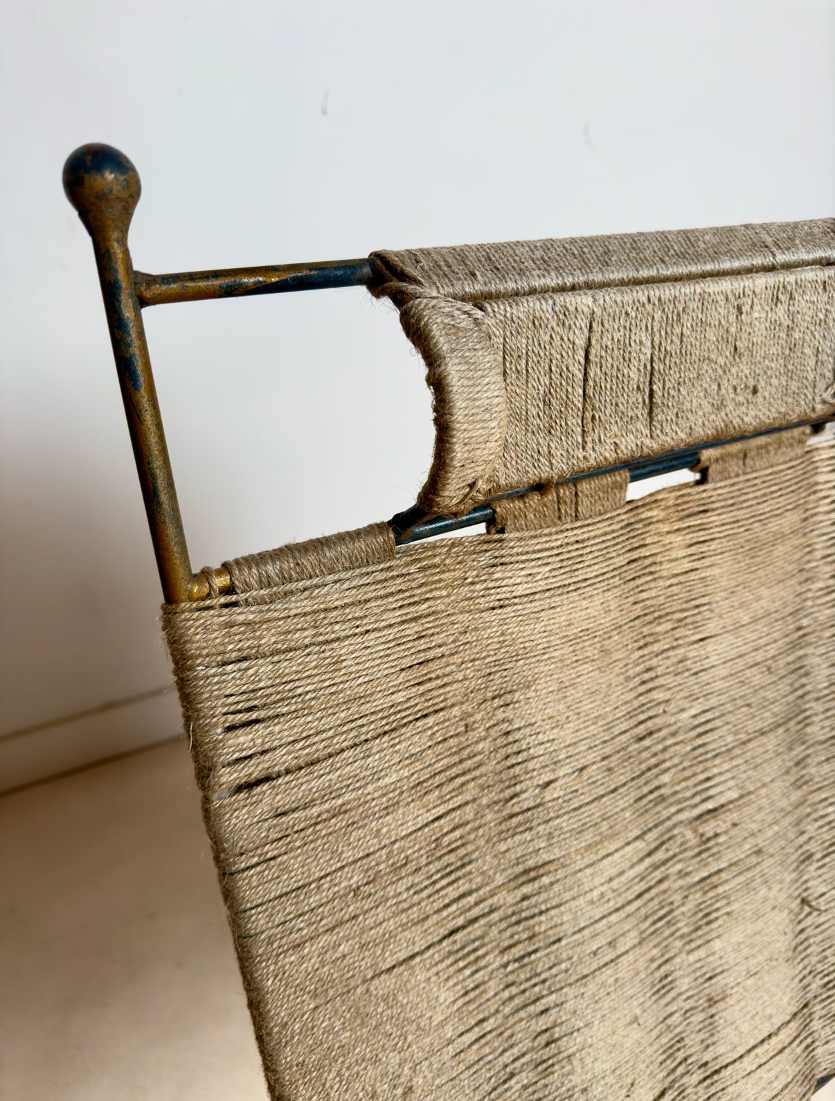 Fauteuil en métal et cordes