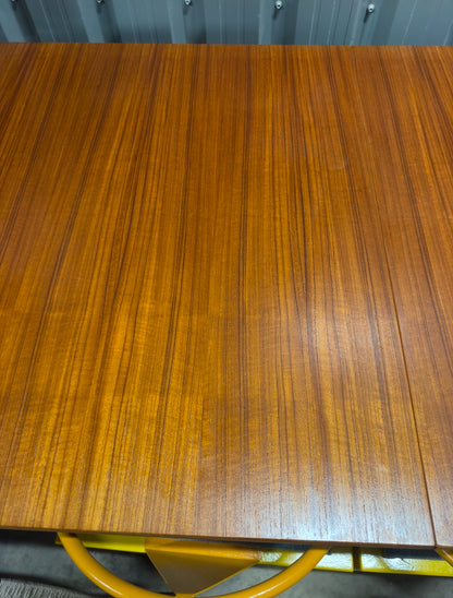 Table de salle à manger de style scandinave à rallonges intégrées.