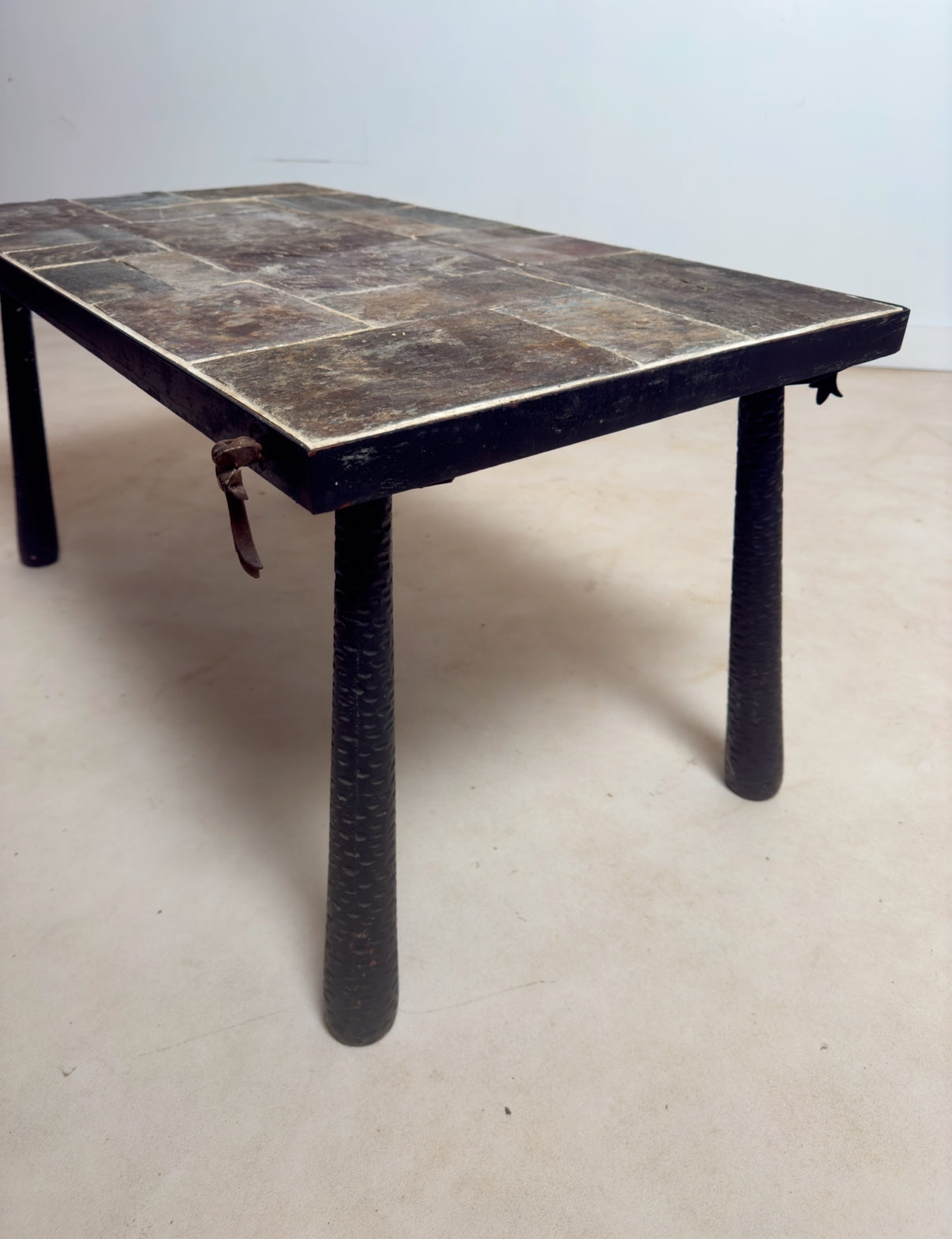 Table basse brutaliste