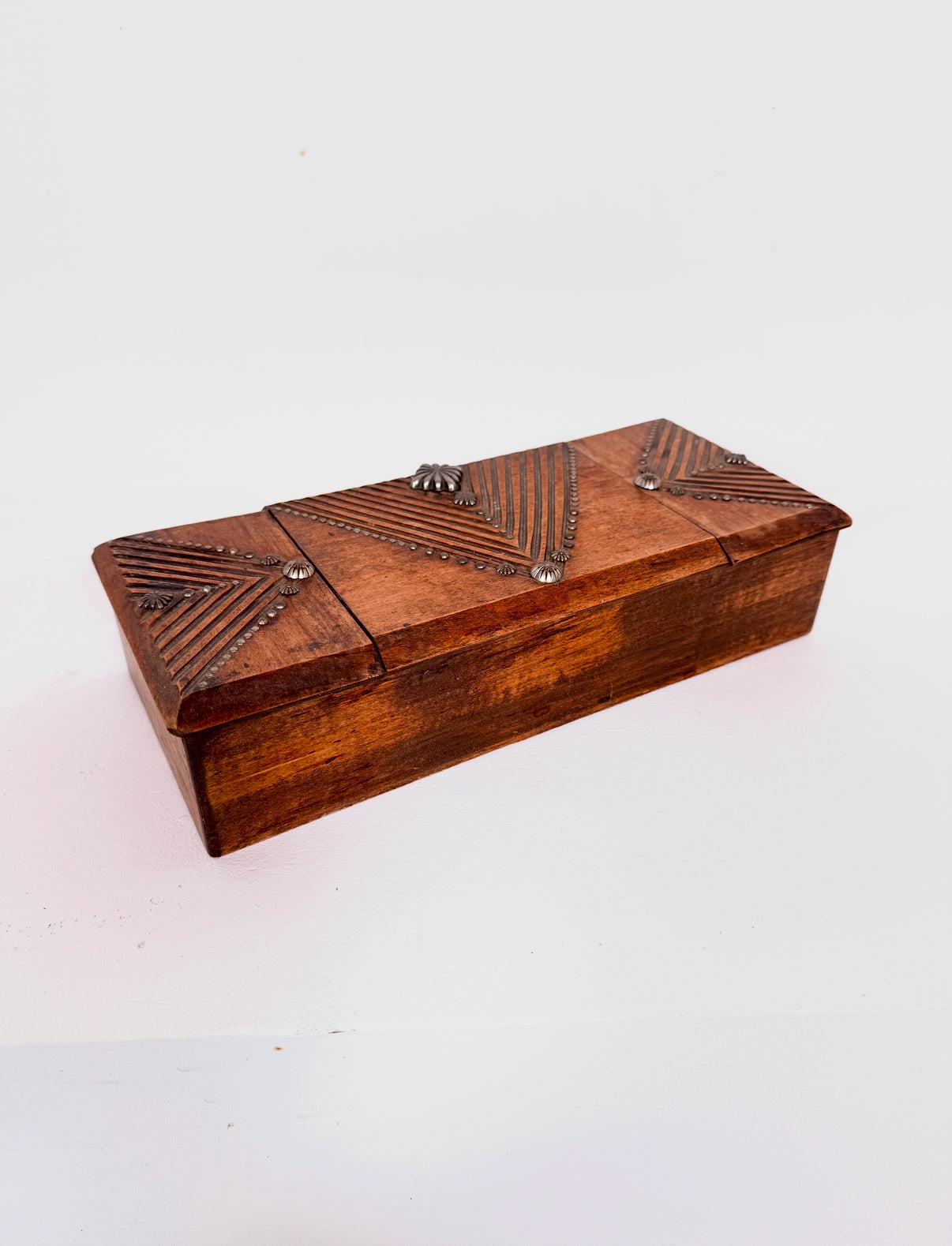 Ancienne boîte à bijoux en bois gravé