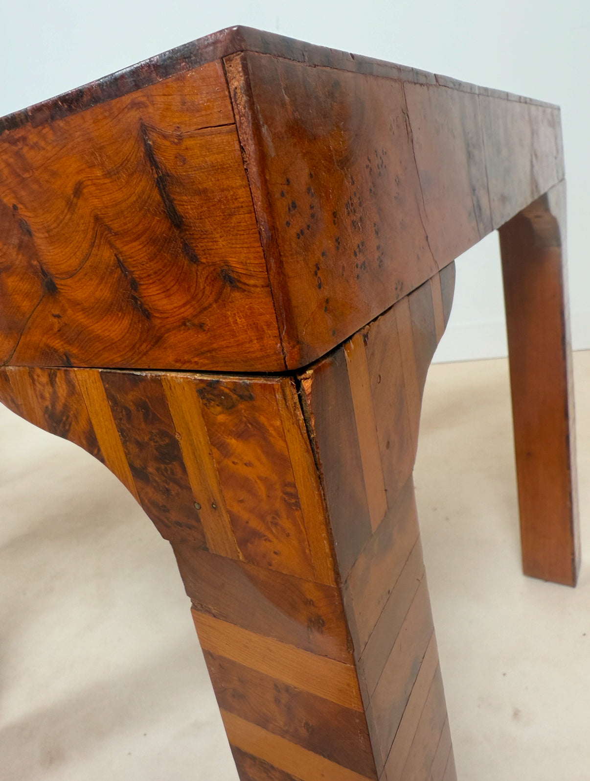 Table d’appoint art déco en bois de thuya