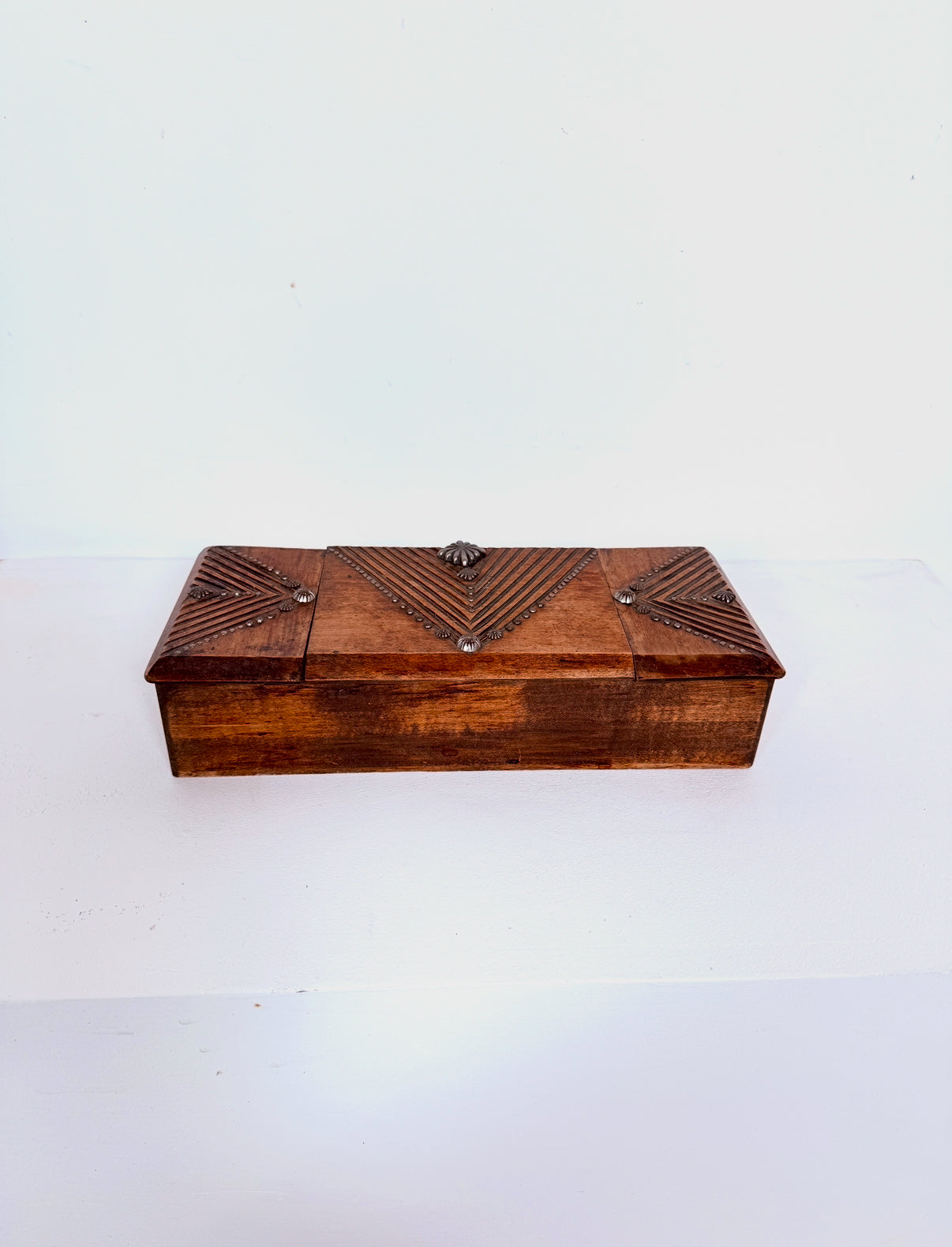 Ancienne boîte à bijoux en bois gravé