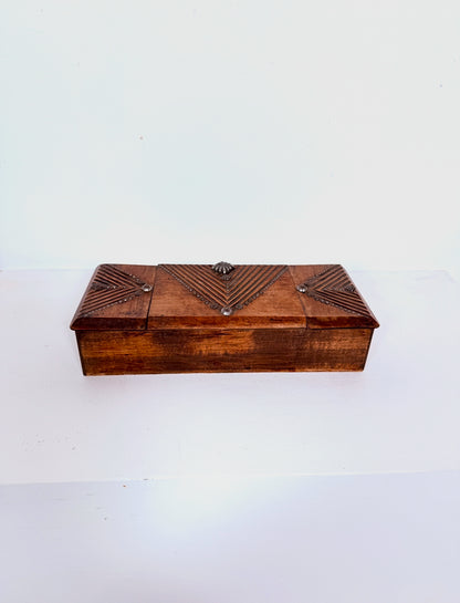 Ancienne boîte à bijoux en bois gravé