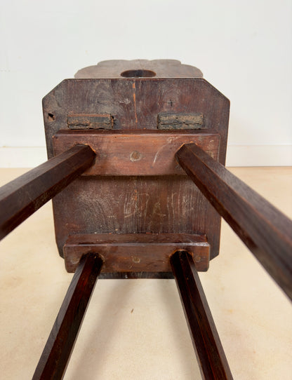 Petite chaise sculptée type escabelle du 19 ème siècle