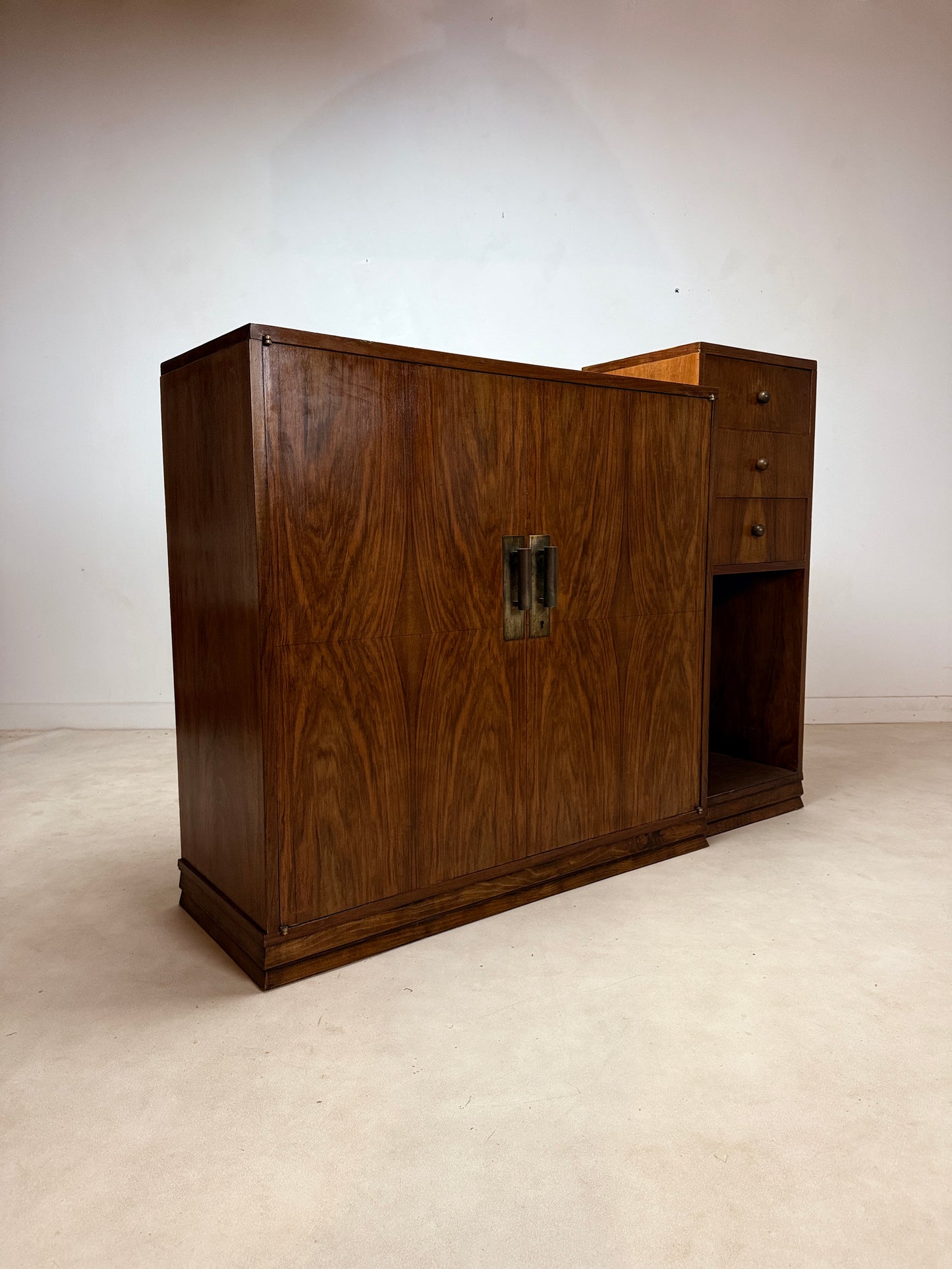 Buffet moderniste asymétrique des années 30