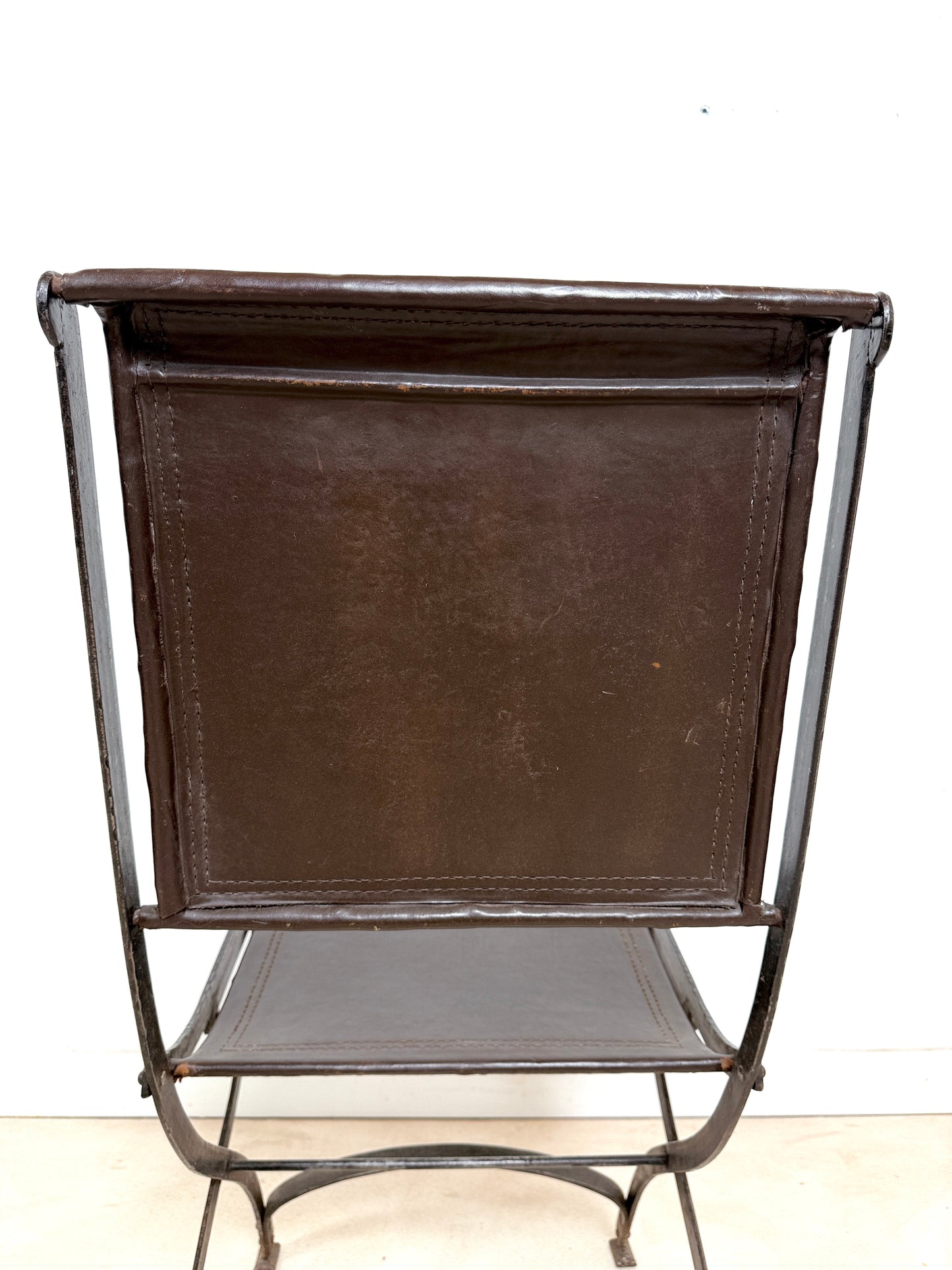 Chaise ancienne en fer forgé et cuir