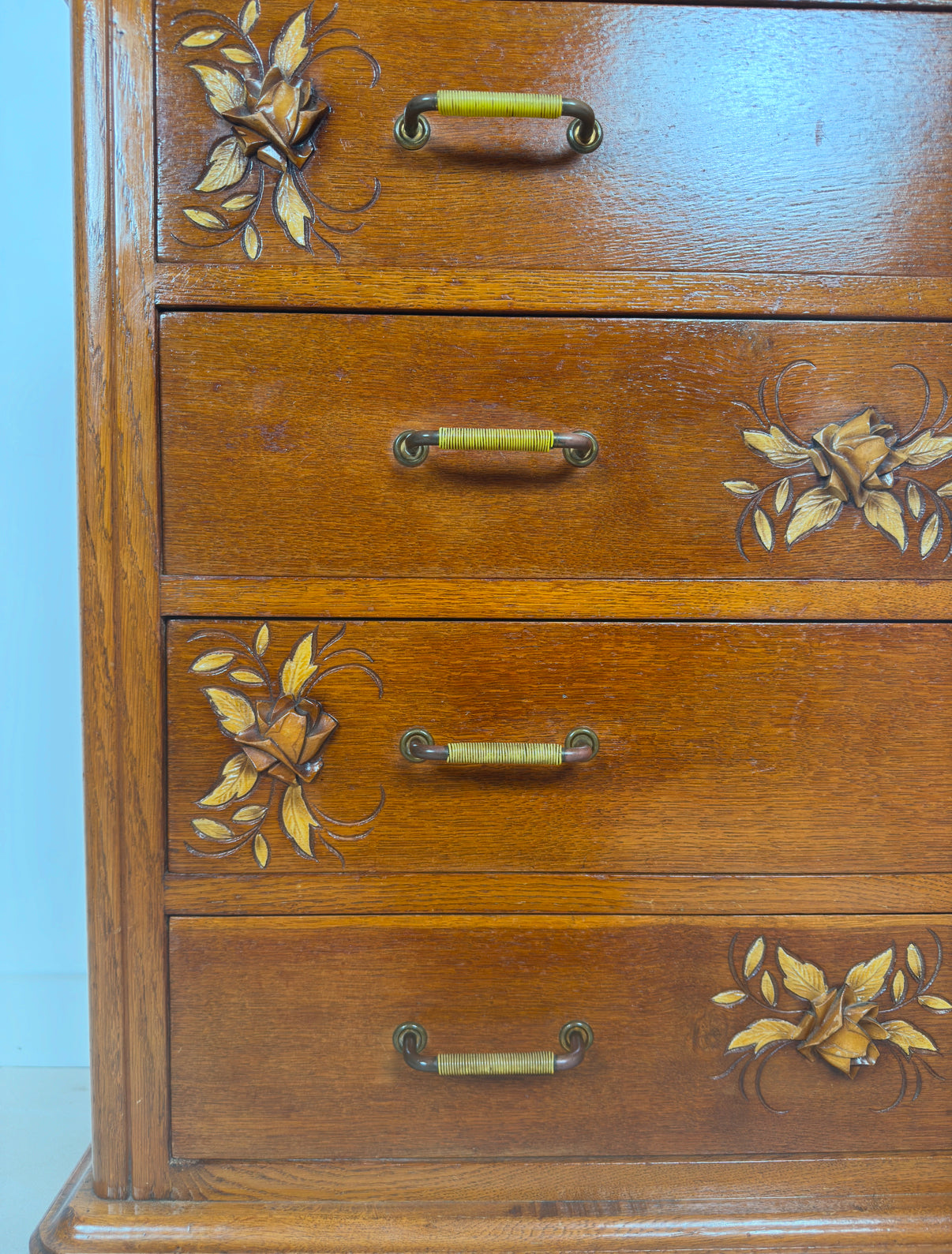 Commode ancienne sculptée