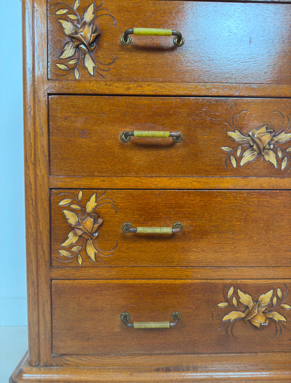 Commode ancienne sculptée