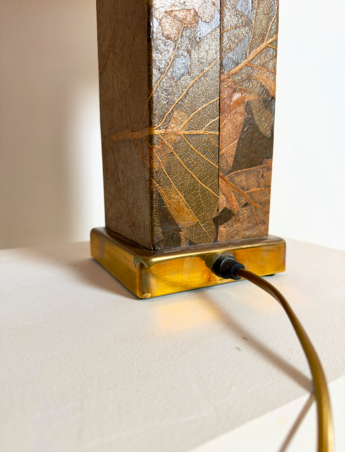 Lampe « Hollywood Regency » à décor de feuilles séchées