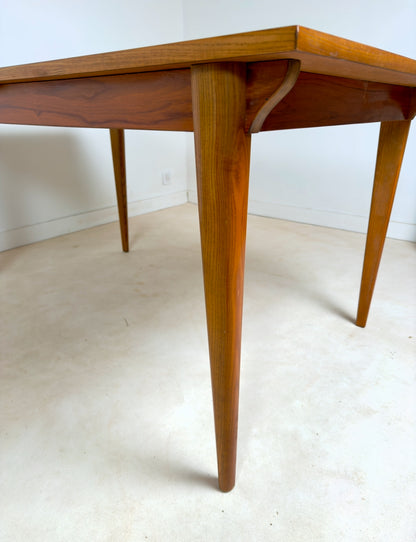 Table de salle à manger de style scandinave à rallonges intégrées.