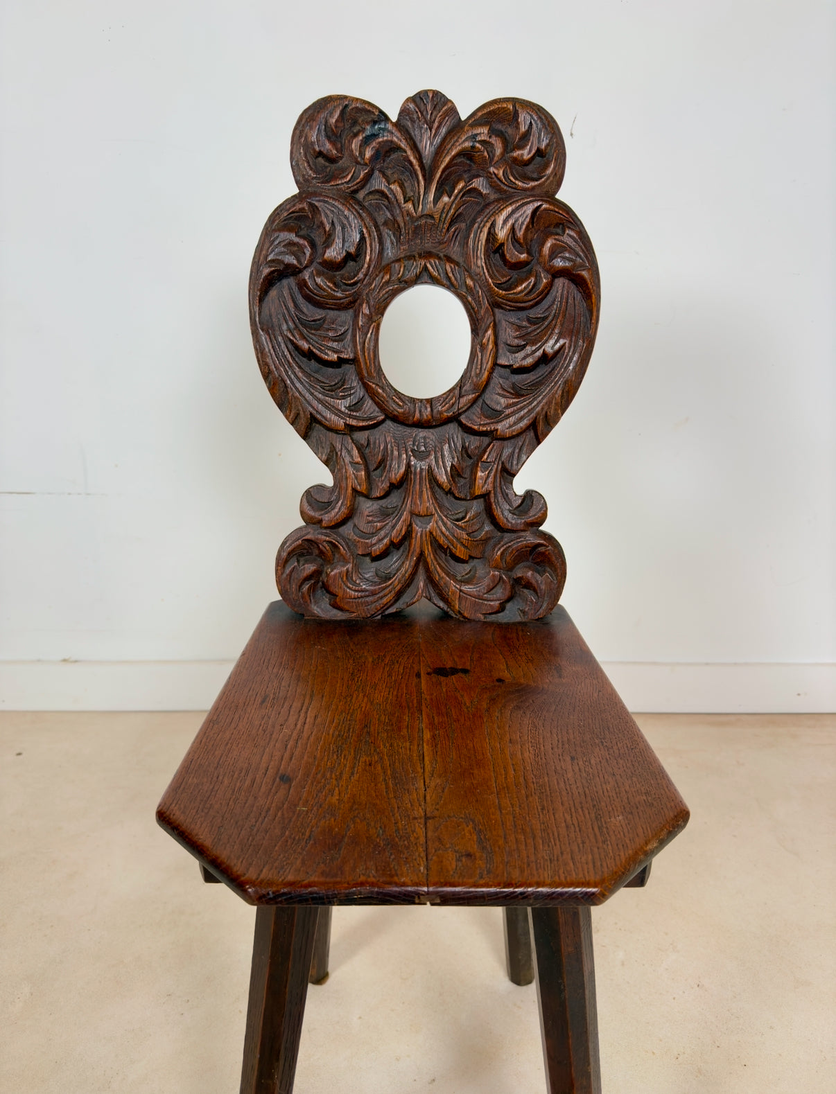 Petite chaise sculptée type escabelle du 19 ème siècle