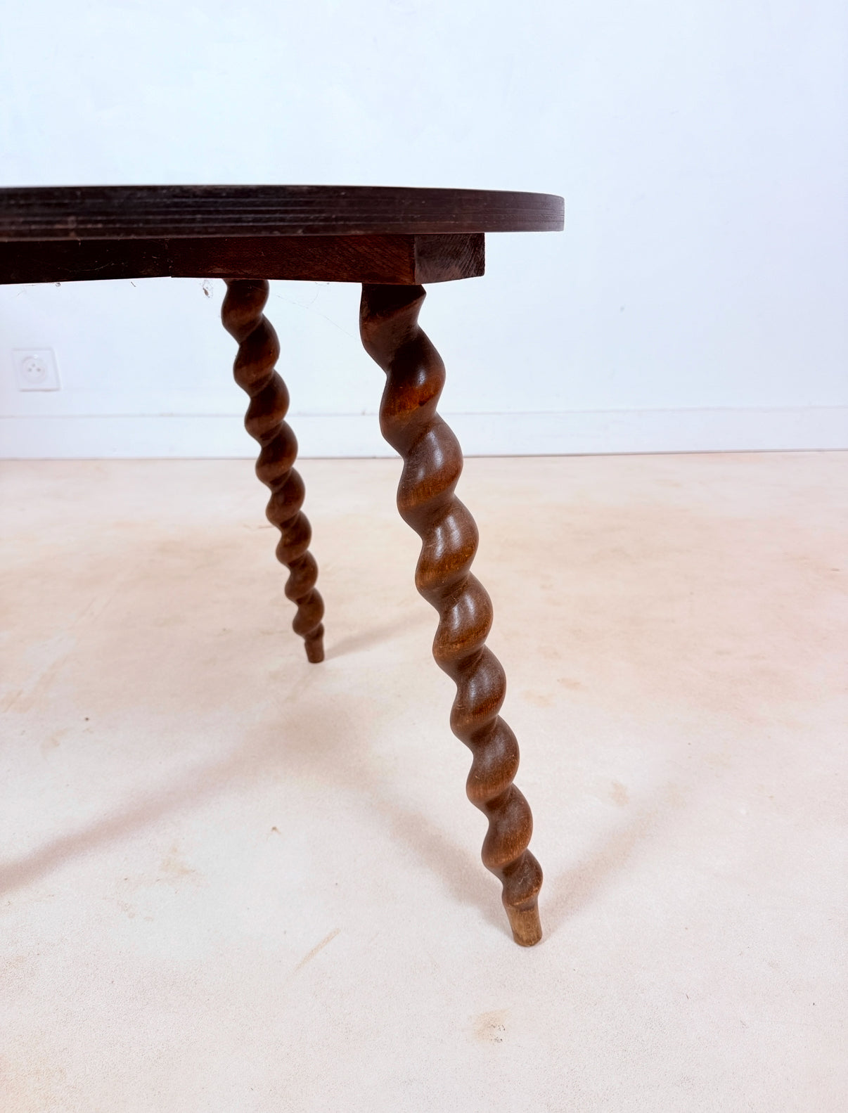 Table d’appoint ancienne aux pieds tournés