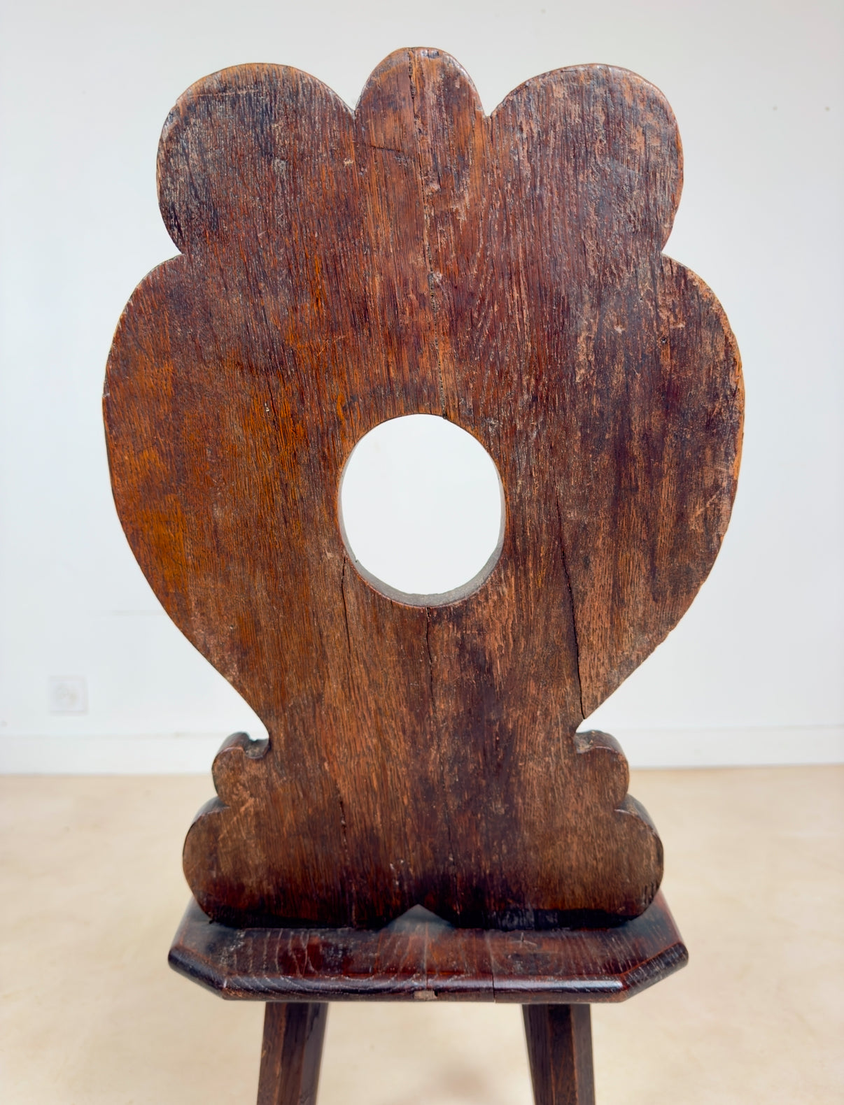 Petite chaise sculptée type escabelle du 19 ème siècle