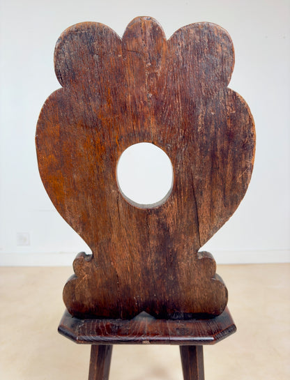 Petite chaise sculptée type escabelle du 19 ème siècle