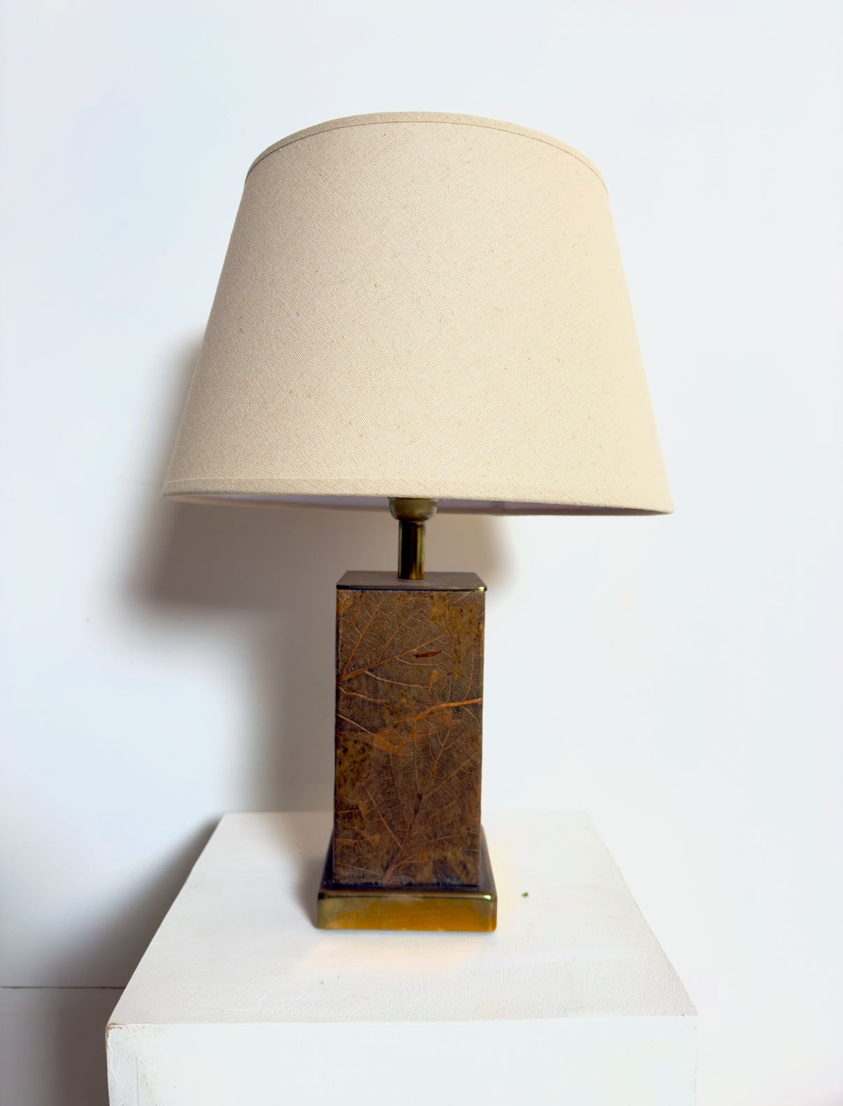 Lampe « Hollywood Regency » à décor de feuilles séchées
