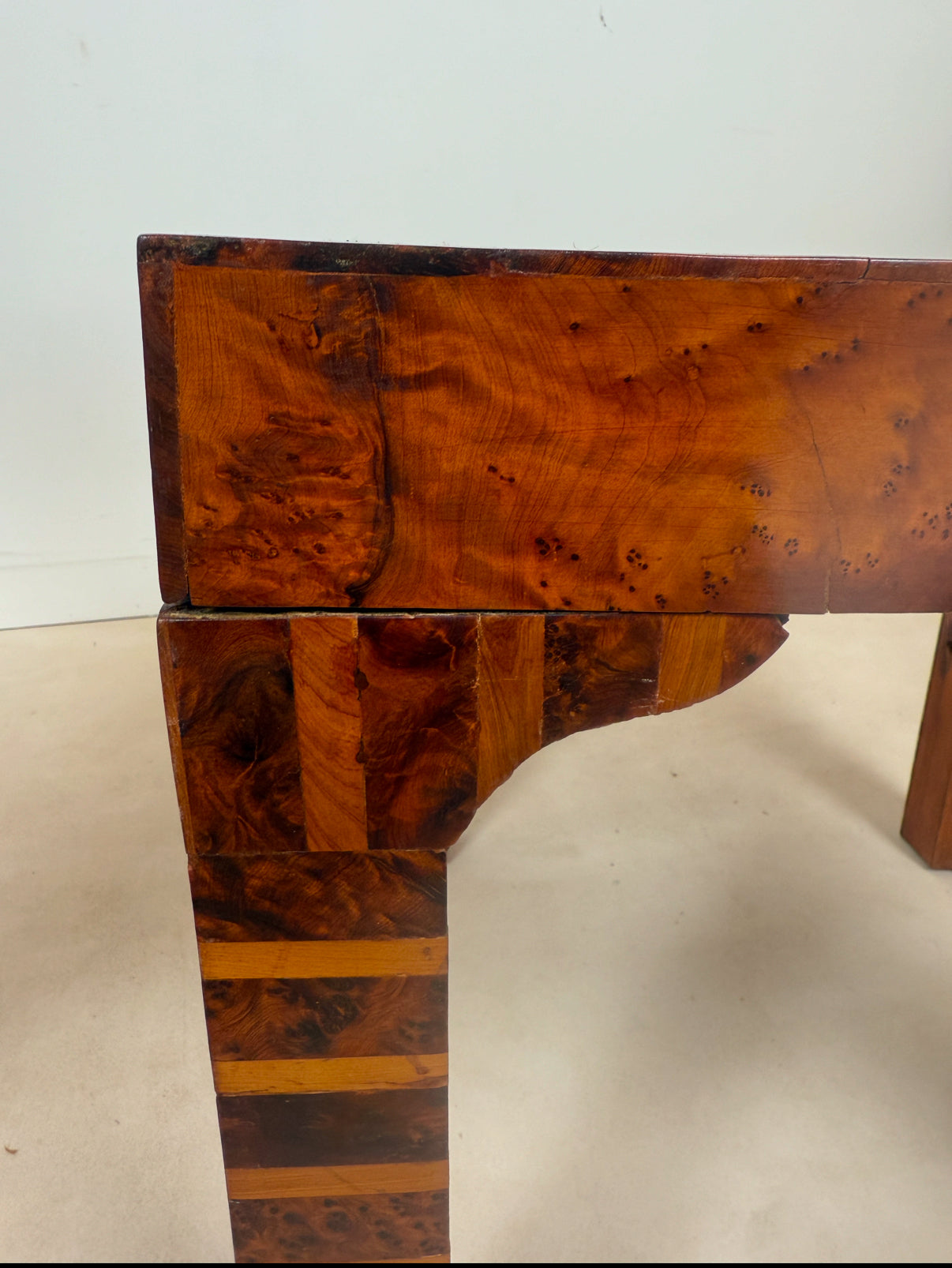 Table d’appoint art déco en bois de thuya