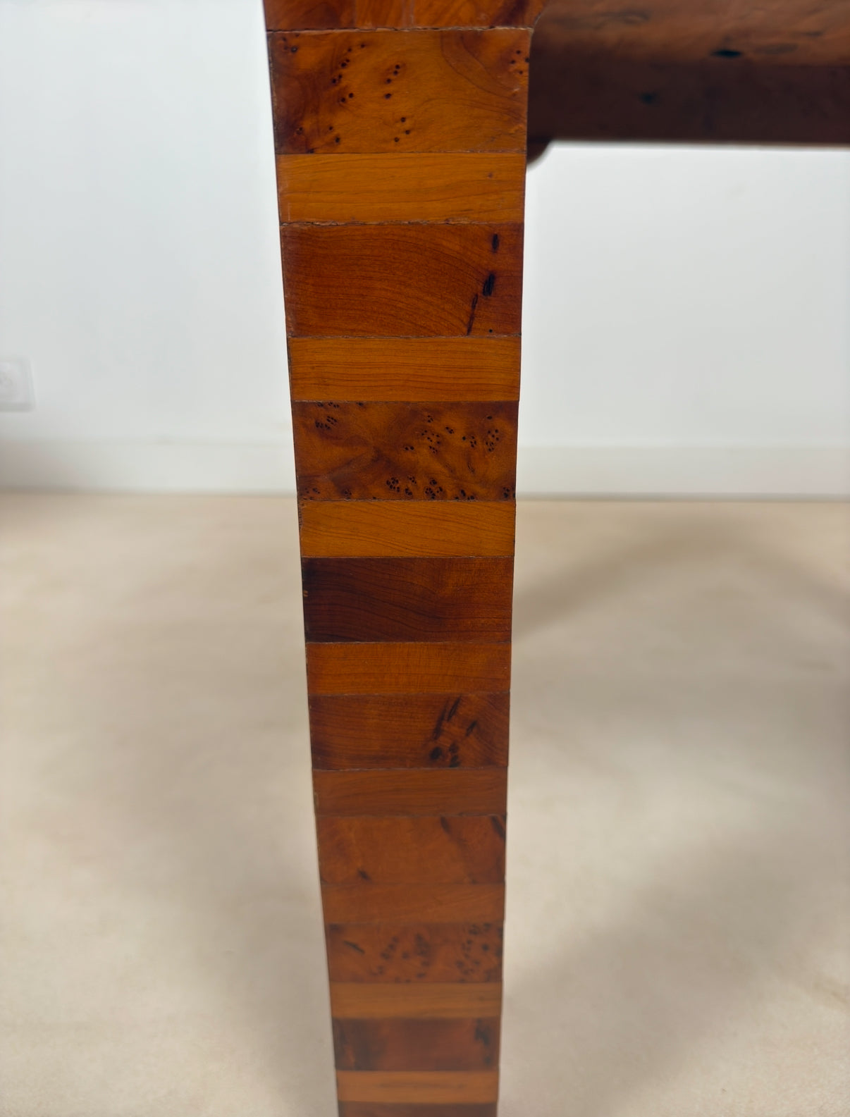 Table d’appoint art déco en bois de thuya