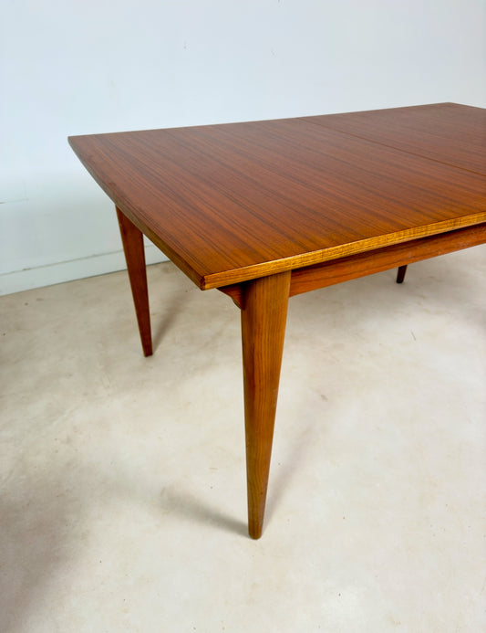 Table de salle à manger de style scandinave à rallonges intégrées.