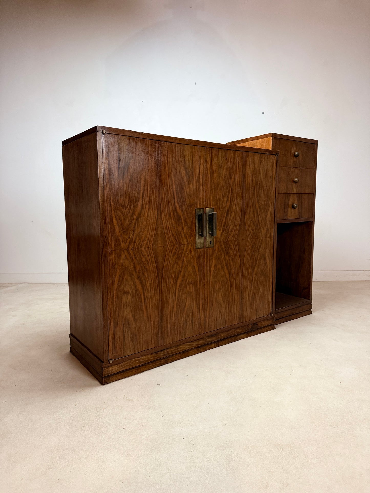 Buffet moderniste asymétrique des années 30