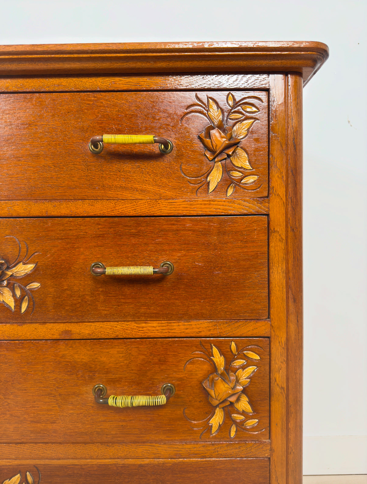 Commode ancienne sculptée