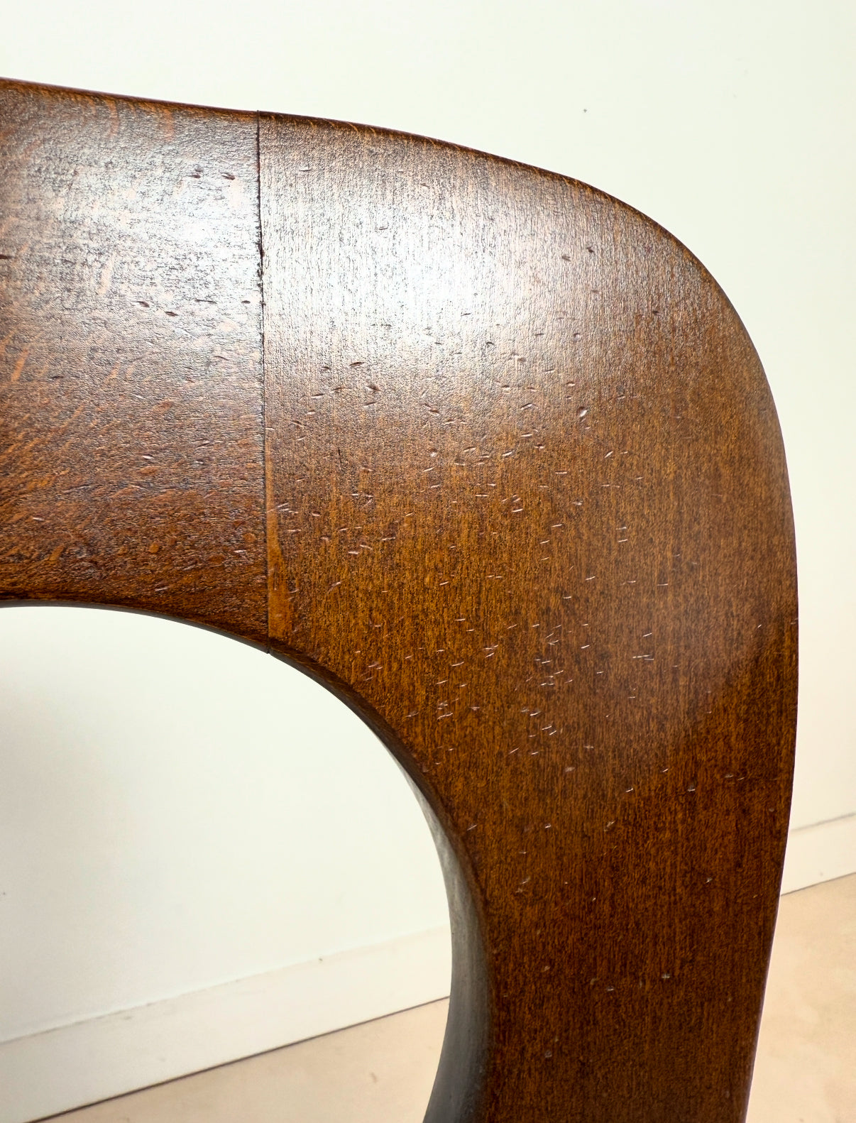 Chaise brutaliste